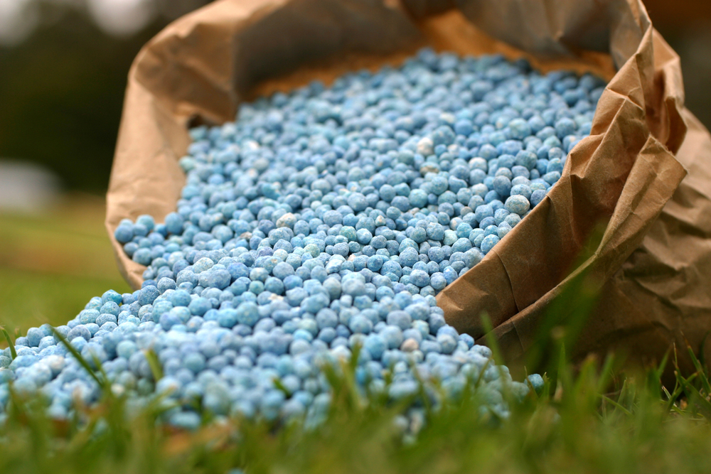NPK-Dünger in einem Sack vor der Aussaat auf dem Feld durch eine Drohne von MaxCoreTech