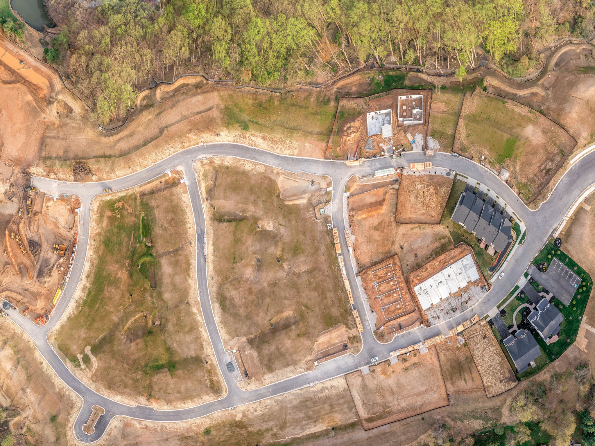 Digitales Geländemodell (DGM) aus Drohnendaten mit Höhenlinien für die Bauplanung